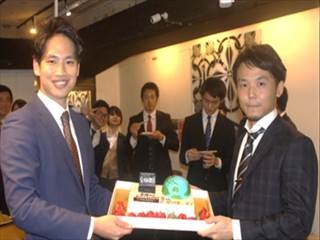 取締役の井坂と代表の金田です
5周年記念ケーキを持ってます