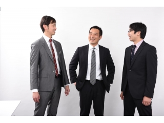 中：創業者の後藤、左：現代表取締役の板倉、右：取締役の青柳