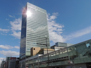 本社は新宿駅直結のミライナタワーにあります！
