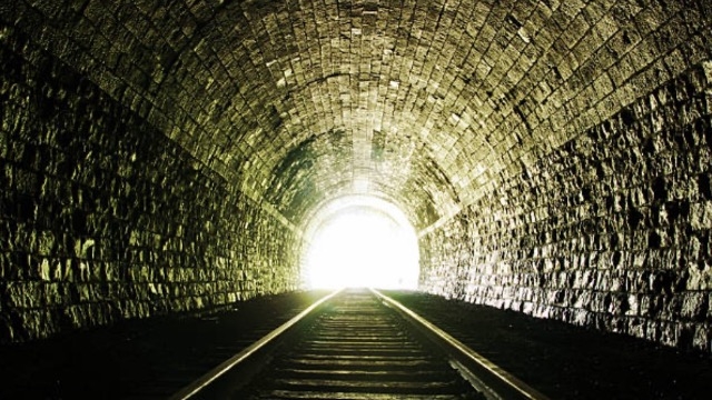 暗いトンネルから光が