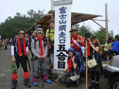 毎年行っている富士登山。社内イベントで仲間との絆が深まり、経営陣との距離がより近くなる。