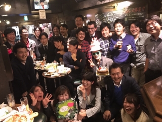 期末の全社飲みです！代表 松本の誕生日もサプライズでお祝いしました♪喜んでくれました☆