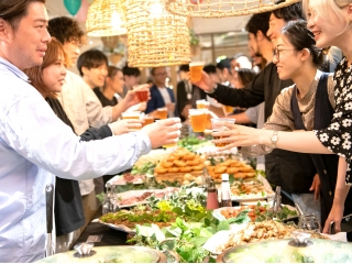 全拠点の社員が集まり、盛大に忘年会！お寿司やお肉、、幹部の手料理も食べられるってどんだけ～！