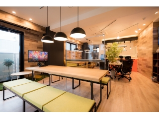 アドレスフリーのオフィスは、グリーンを基調とした空間でとても快適。ワクワクするオフィスがコンセプト。