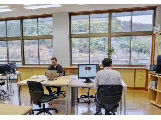 鳥取支店のオフィスは、緑豊かな旧小学校の中の一室に。
コワーキングスペースやカフェもあります！