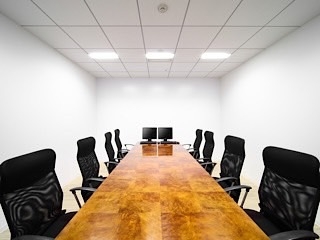 【会議室】
なんと、壁がホワイトボードで、ブレストしやすい空間になっているんです！