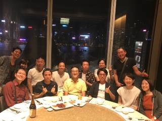 2018年の社員旅行は、香港・マカオへ！
ミシュラン★の、夜景がきれいなレストランでパチリ！