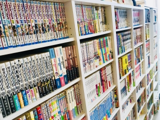 オープンスペースには約4000冊の漫画が収納されています。