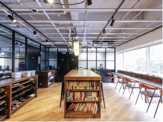 弊社オフィスのメインフロアである3Fは、カフェをモチーフとした木目調の落ち着いた空間となってます☕