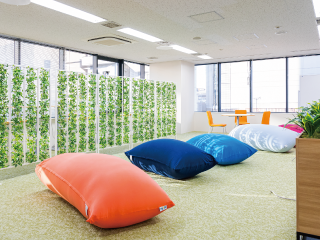 オフィスにはyogiboなどが設置されており、息抜きに利用する社員も♬