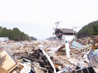 東日本大震災　防疫ボランティアの様子（消毒作業）