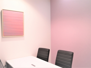 会議室です。
全6部屋すべて色の名前で統一されており、こちらは紫色のお部屋となっています。