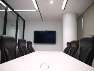 会議室（青色）です。
こちらはスピーカーも常備されており、ミーティングや会議の際に利用しています。