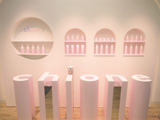自社の基礎化粧品ブランド”Chione”のエントランスブースです。