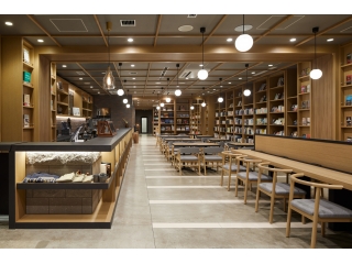 「本の世界を旅するホテル」をコンセプトとしており、24時間営業の本屋とカフェが併設されています。