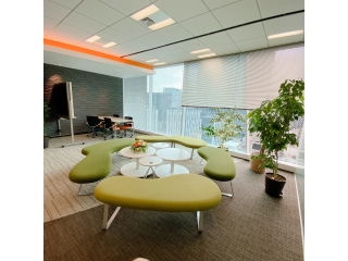 東京本社のエントランスを進むと、グリーンをイメージした待合スペースが。10階なので、見晴らしも最高！