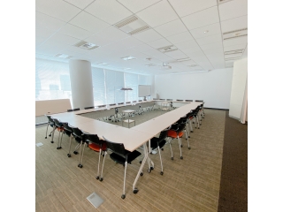 セミナーも行えるオフィススペースが東京本社だけでなく九州支店にもあります。