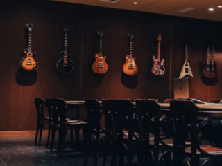 オフィスも一味違い、壁にはギターが飾ってあります！