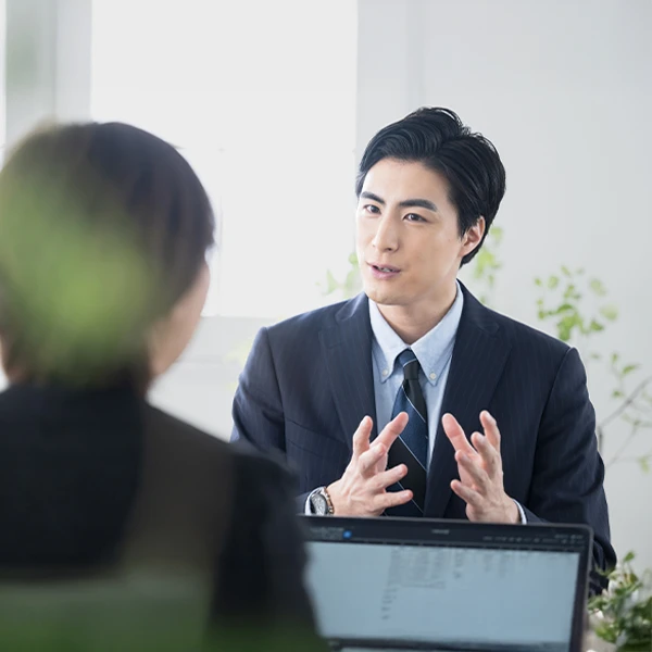 男性社員が自社の魅力を伝えている