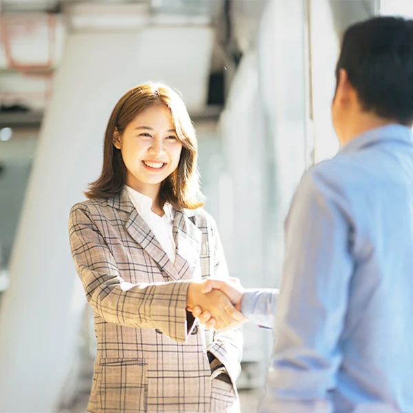 学生インターンが握手している