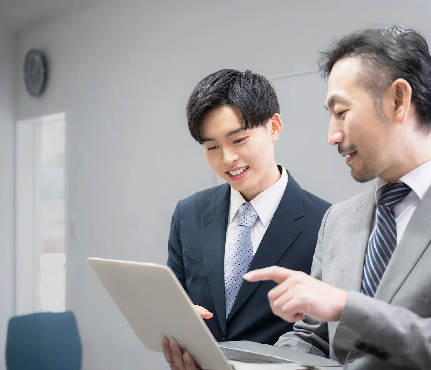 学生インターンに男性社員が仕事を教えている