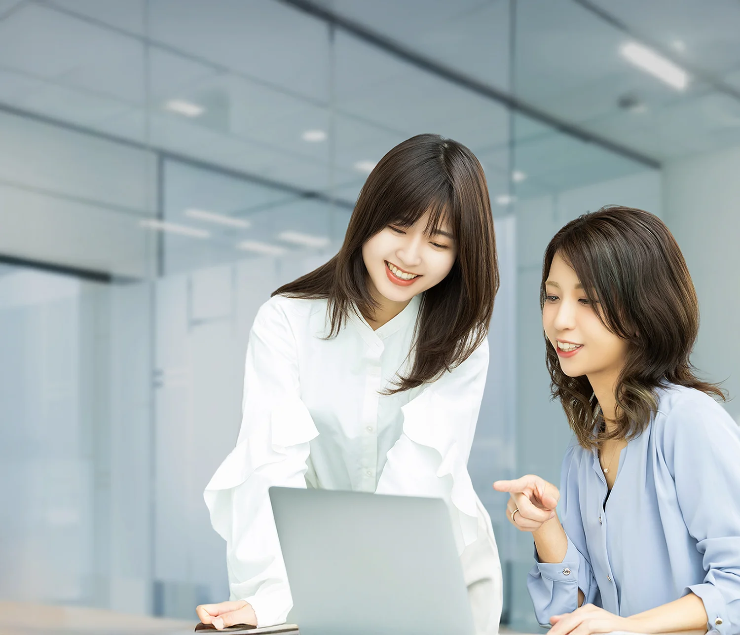 学生インターンに男性社員が仕事を教えている